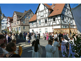 Fronleichnamsprozession durch die Straßen von Naumburg (© Karl-Franz Thiede)